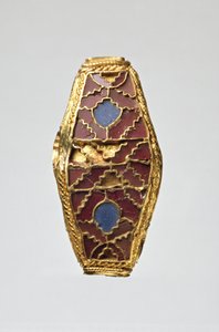 خرز على شكل عدسة من أربعة جوانب (مينا ، عقيق وذهب) بواسطة الأنجلو ساكسون